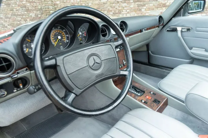Mercedes-Benz SL 560
