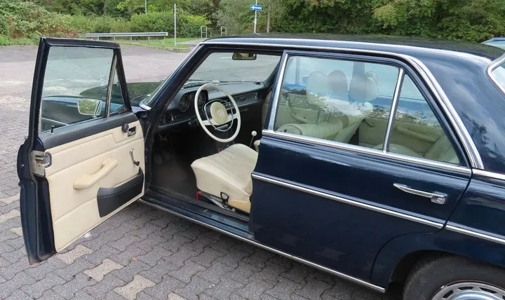 Mercedes-Benz 230