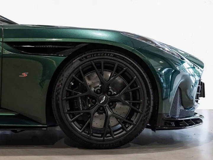 Aston Martin DB12