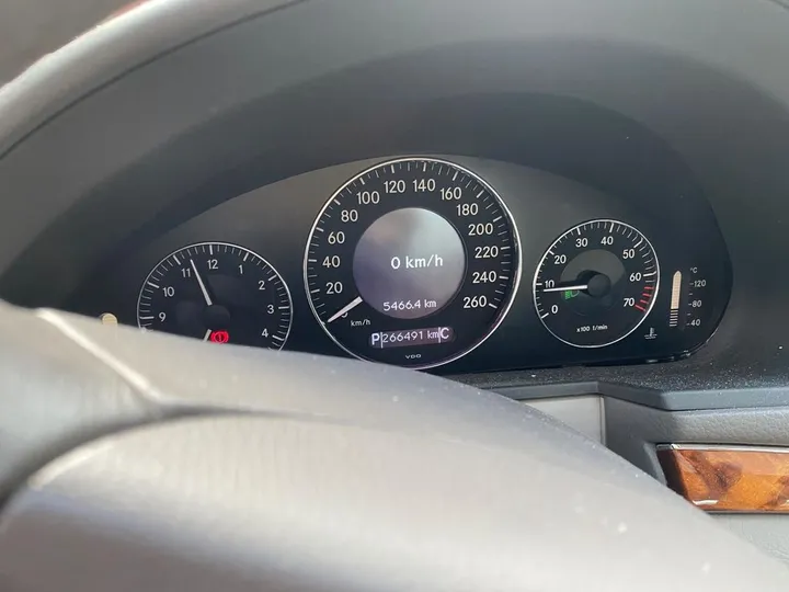 Mercedes-Benz E 200