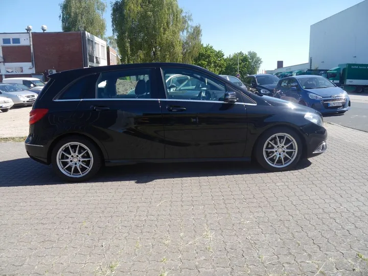Mercedes-Benz B 180
