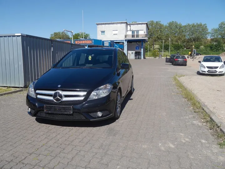 Mercedes-Benz B 180