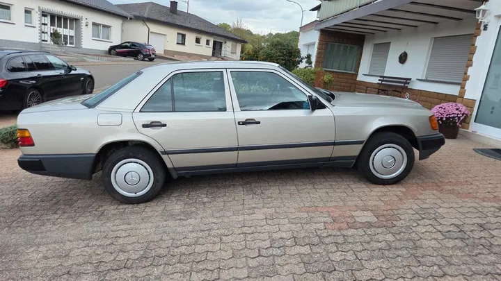 Mercedes-Benz E 230