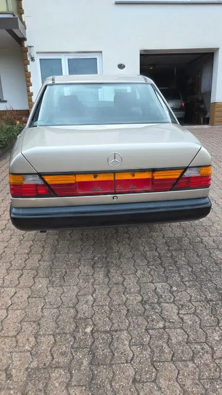 Mercedes-Benz E 230