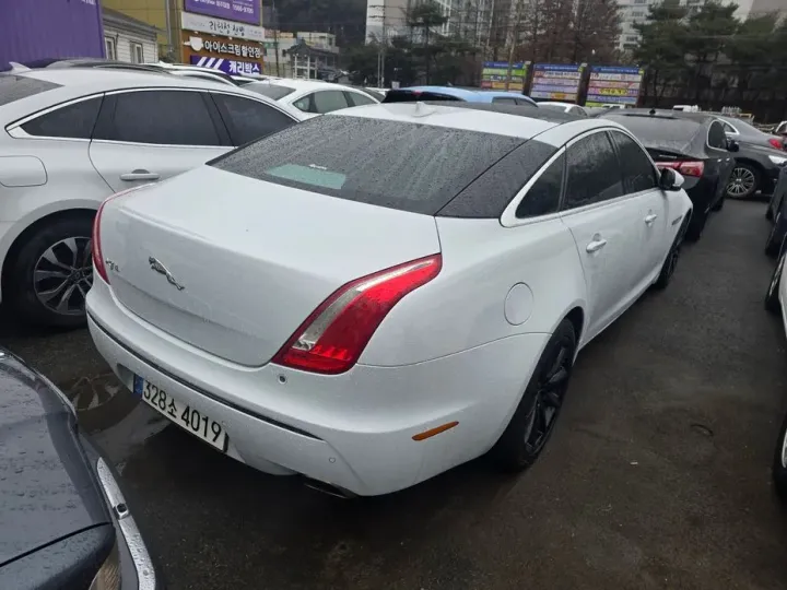 Jaguar XJ